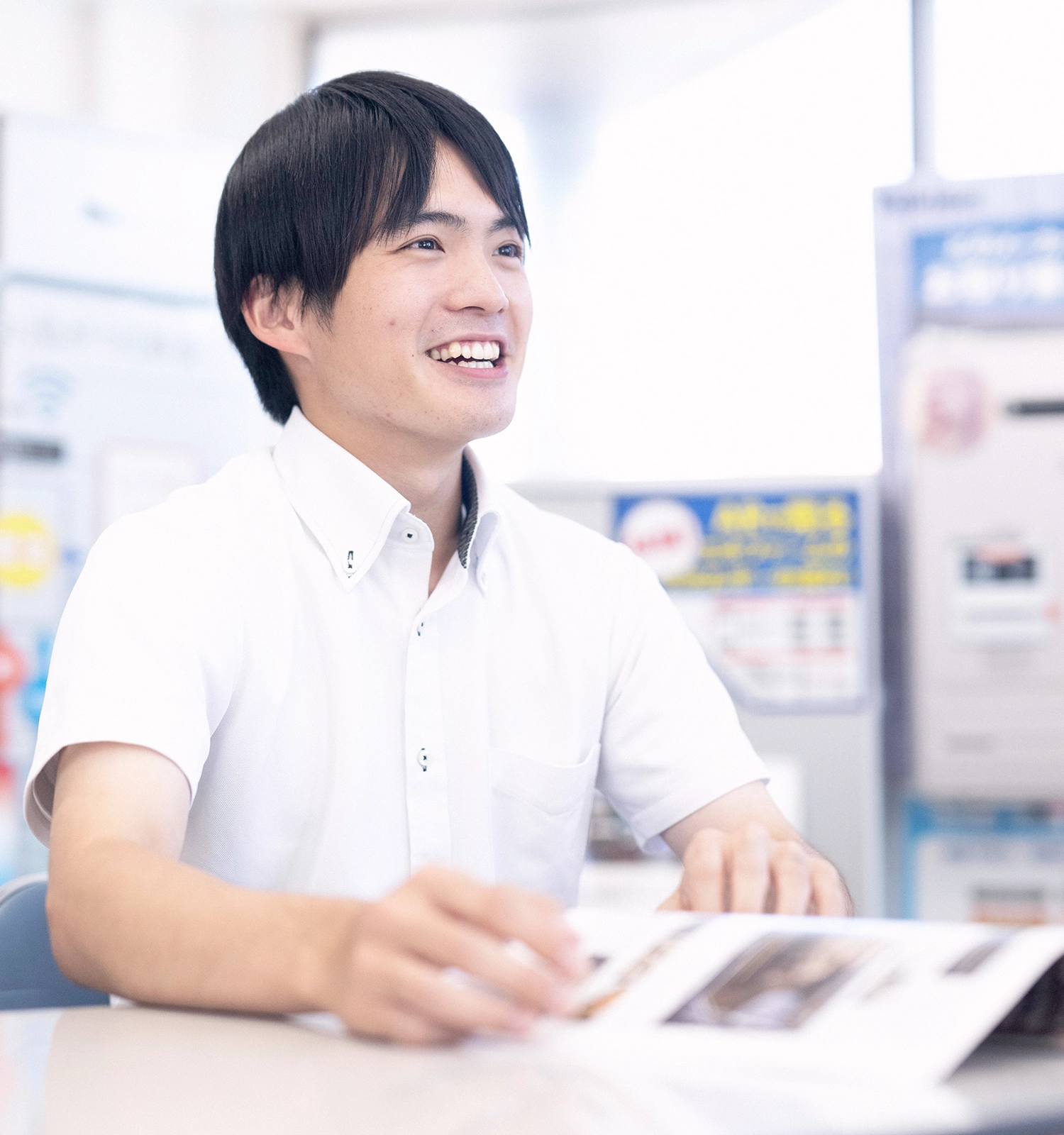 書類をうけとる女性
