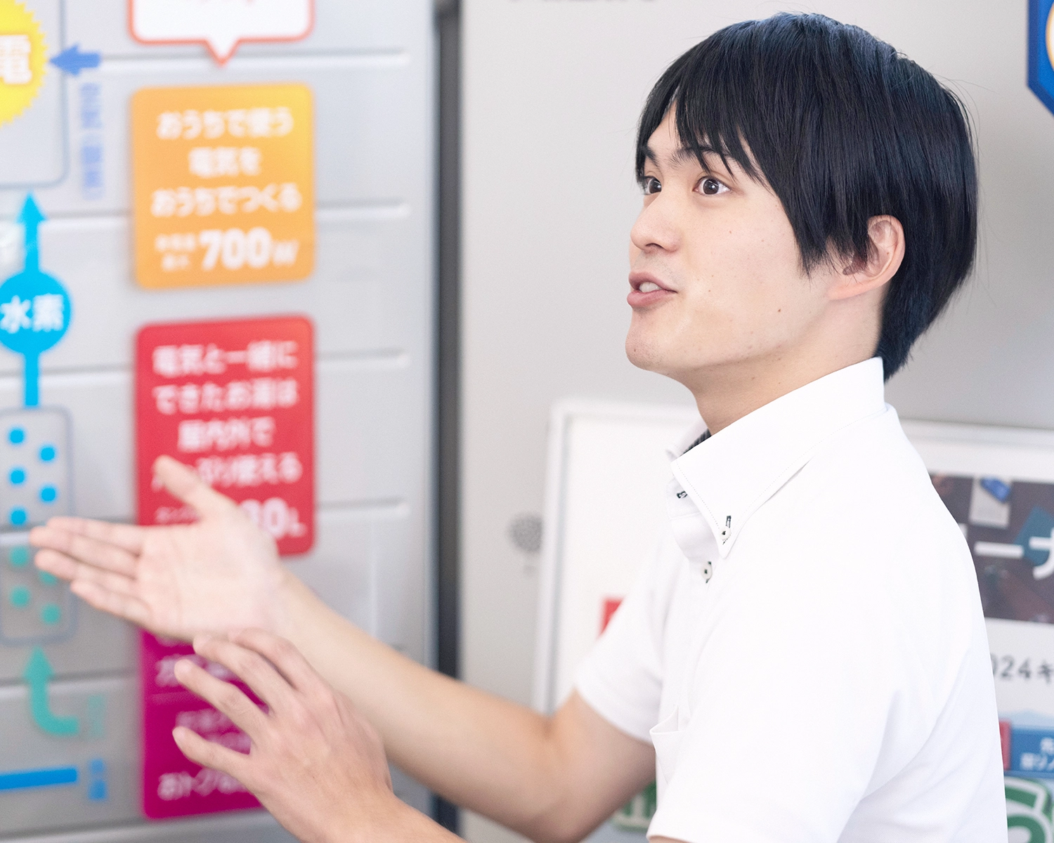 電話をかける女性