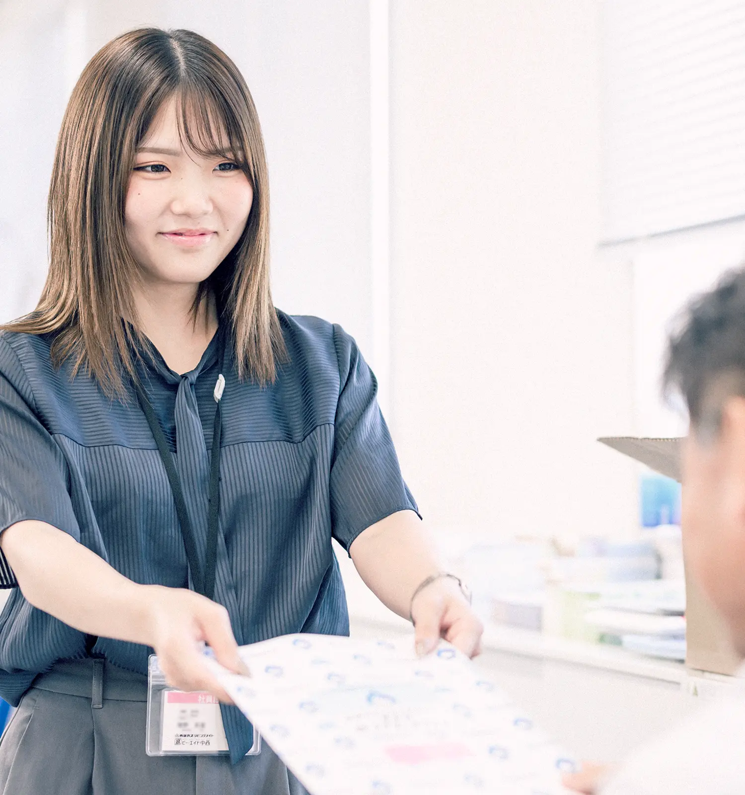 書類をうけとる女性