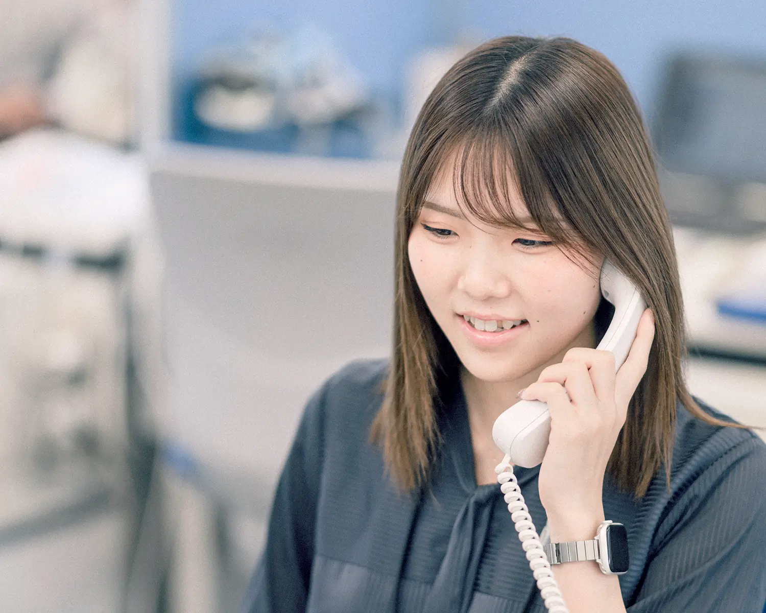 電話をかける女性