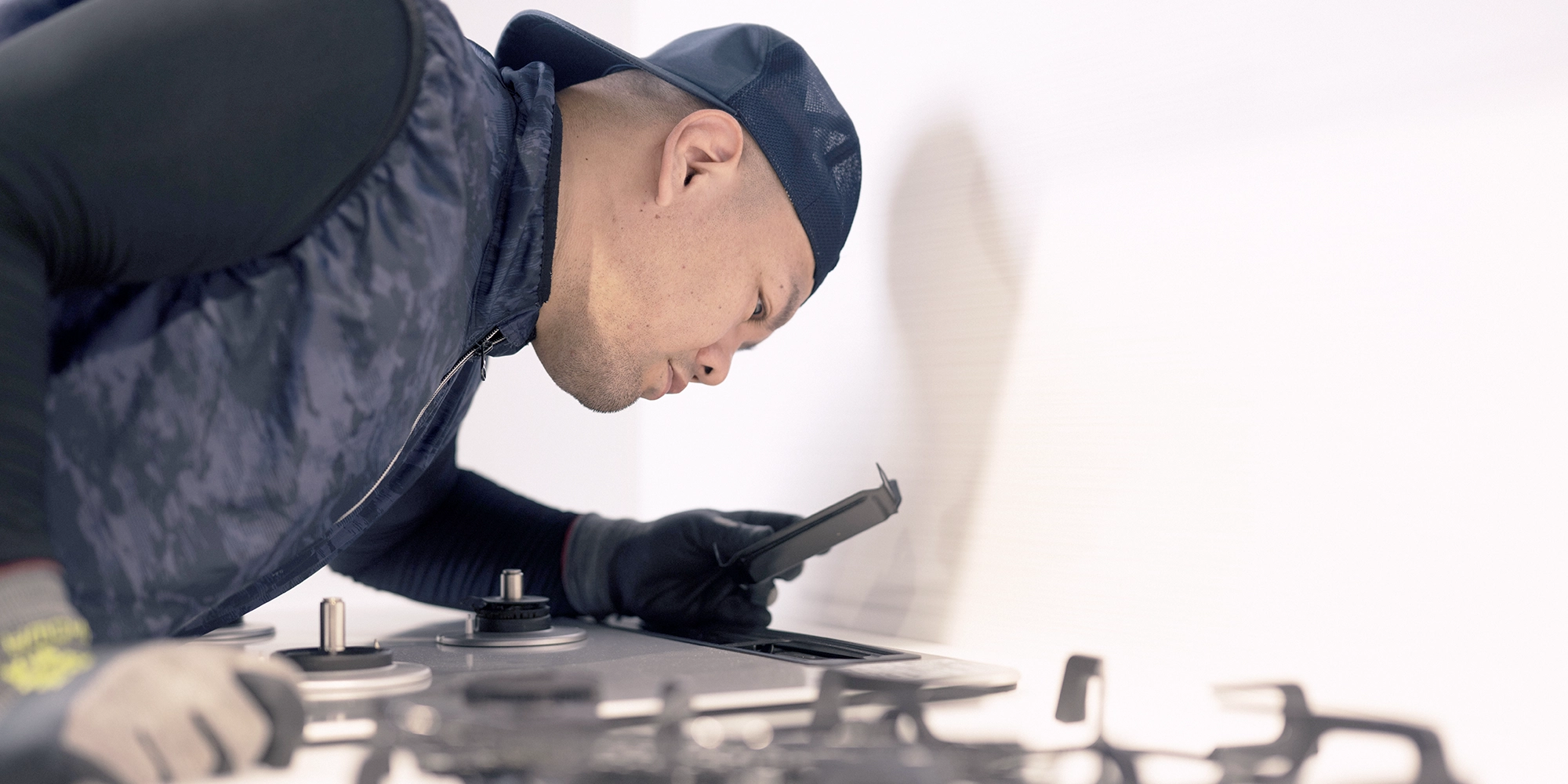 パソコンに向かう女性