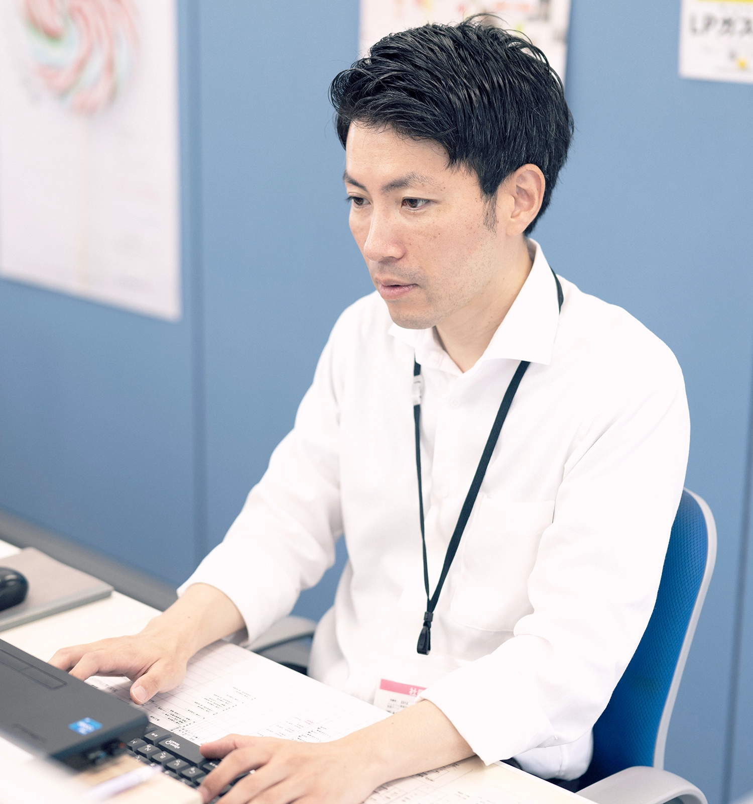 書類をうけとる女性