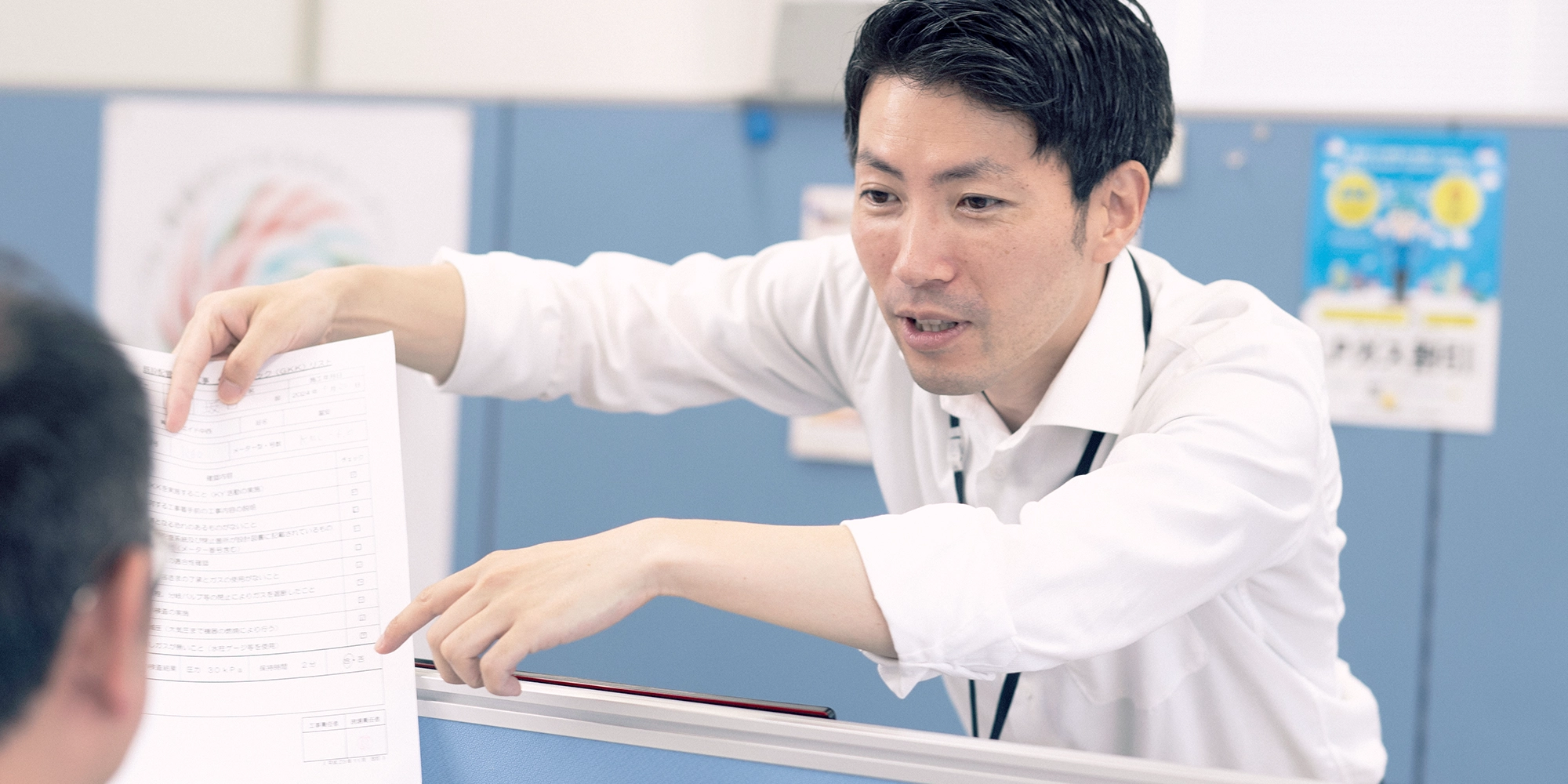 パソコンに向かう女性