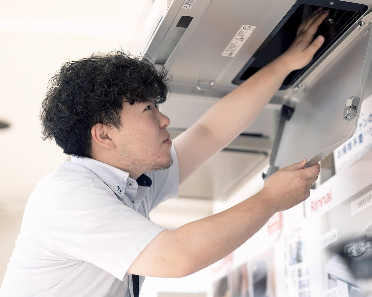 電話をかける女性